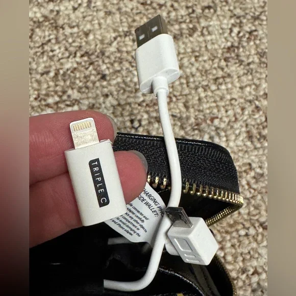 Triple C Power Wallet charges your phone on the go - black - Picture 4 of 5